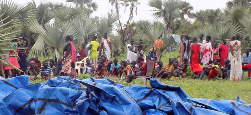 In the picture, humanitarian partners distribute survival kits in Nyilwak, an isolated community on the Nile River, Upper Nile, on 29 August 2015.