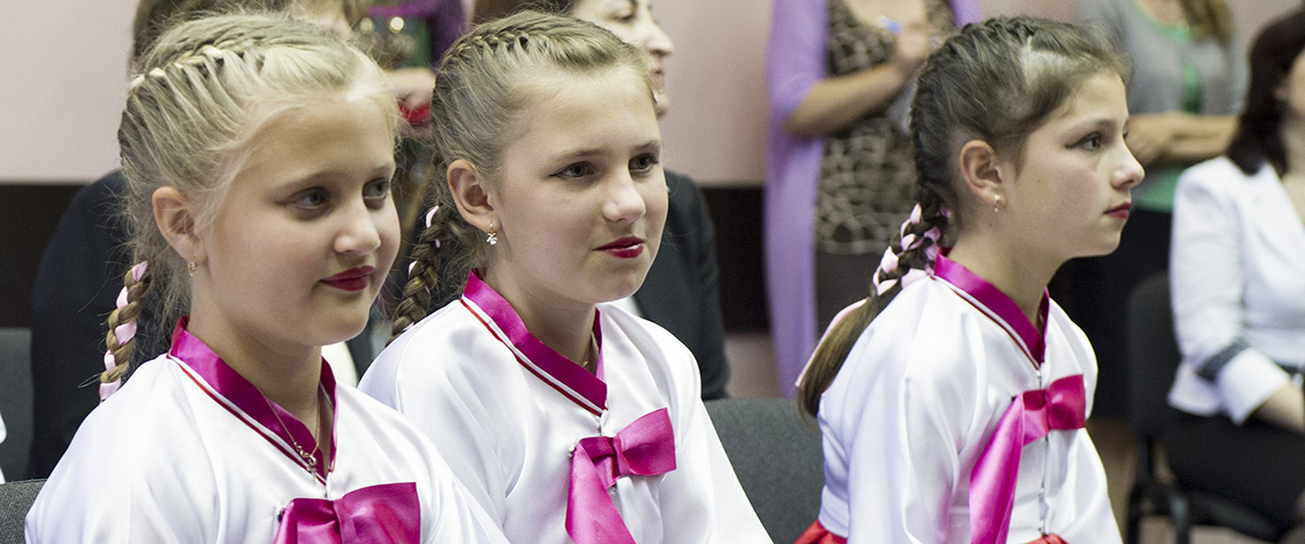 Учащиеся школы в г. Сочи во время визита Генерального секретаря ООН в 2013 году. Фото: ООН/Эскиндер Дебебе